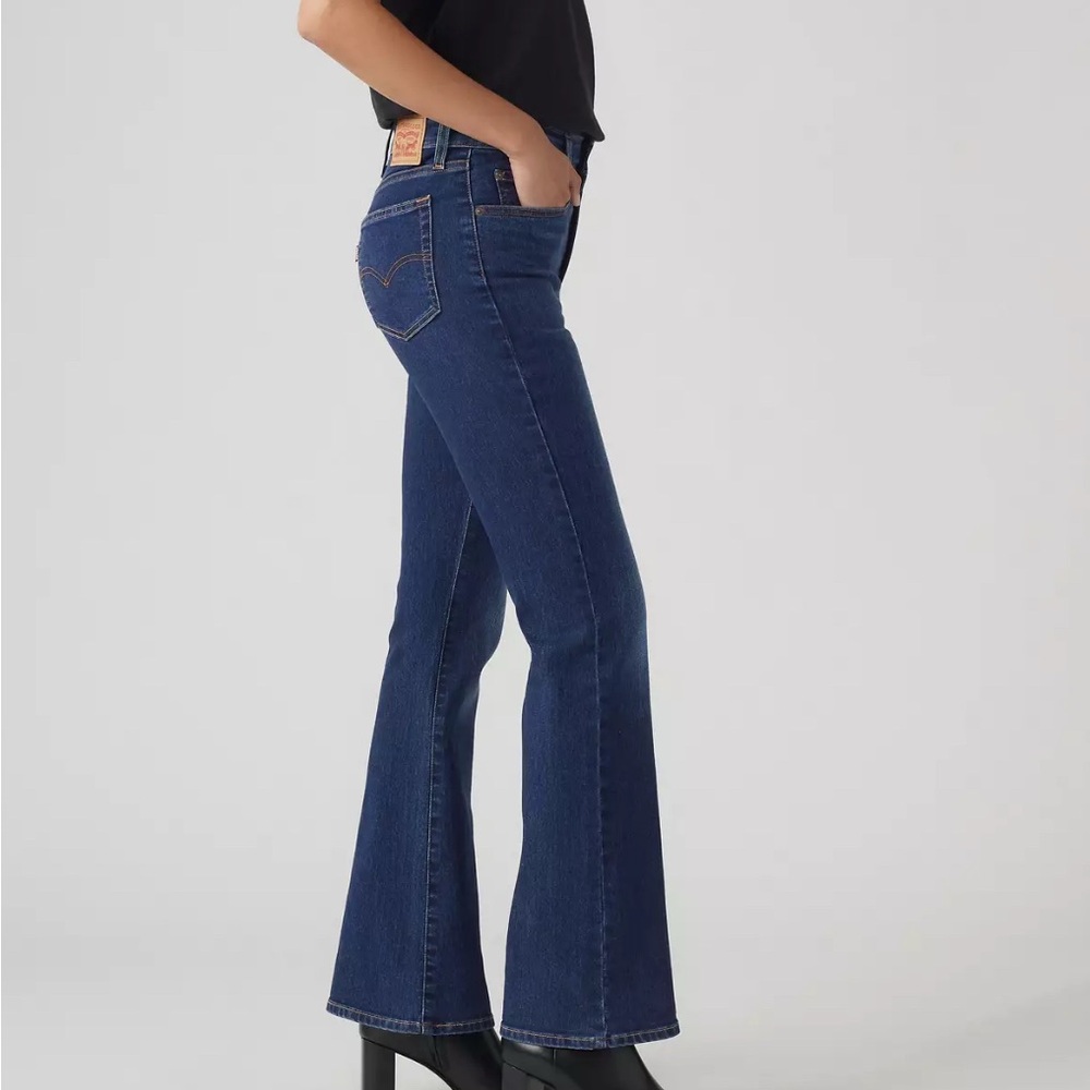 Women’s Levi’s 725 boot cut jeans - size 6/28 short